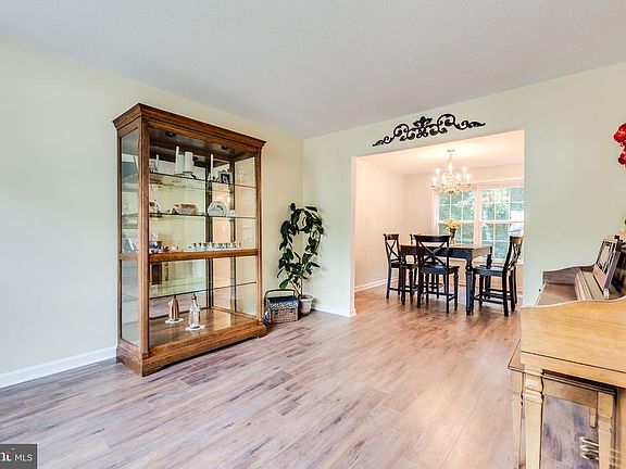 3rd image of 103 Powhatan Ct