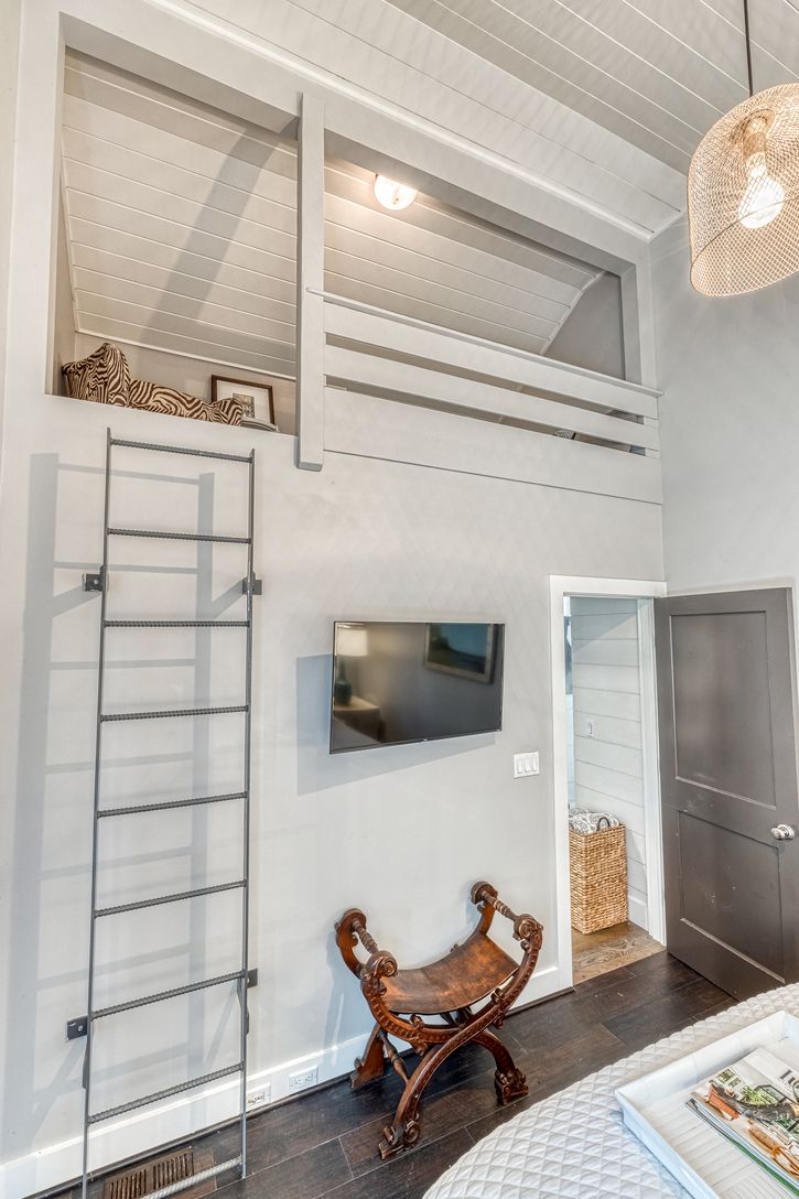  Main guest room with loft