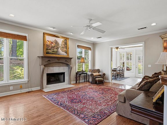 5th image of 201 Winsmere Way