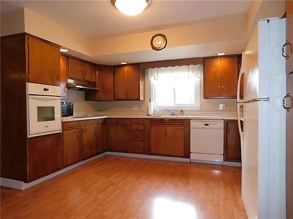 KITCHEN LARGE ENOUGH FOR A TABLE.