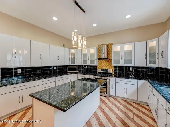 936 Main St, Peckville, PA 18452