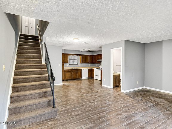4th image of 204 Midtown Ln