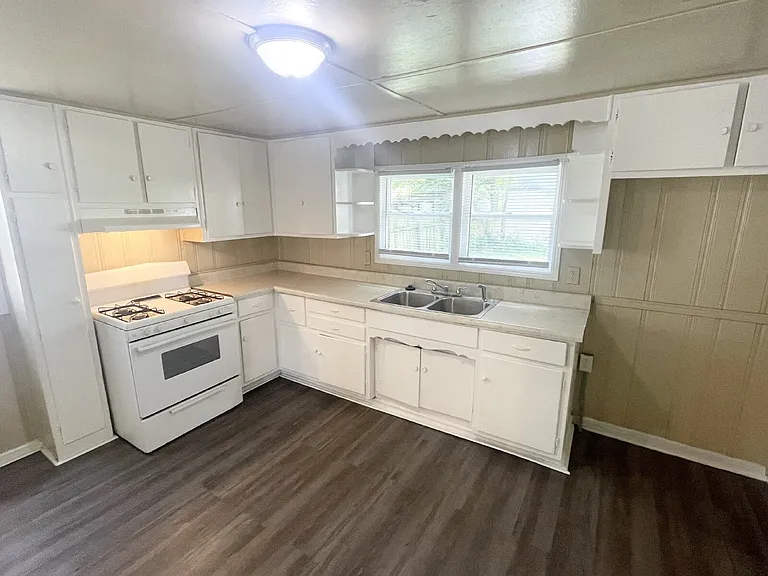 426 N Denny St — Photo 5