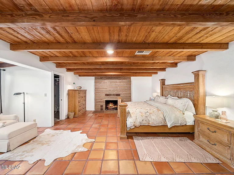 8959 E Woodland Rd — Photo 13
