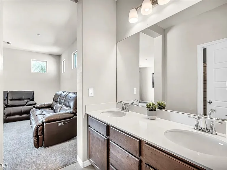 1012 E Sunset Rd — Photo 22