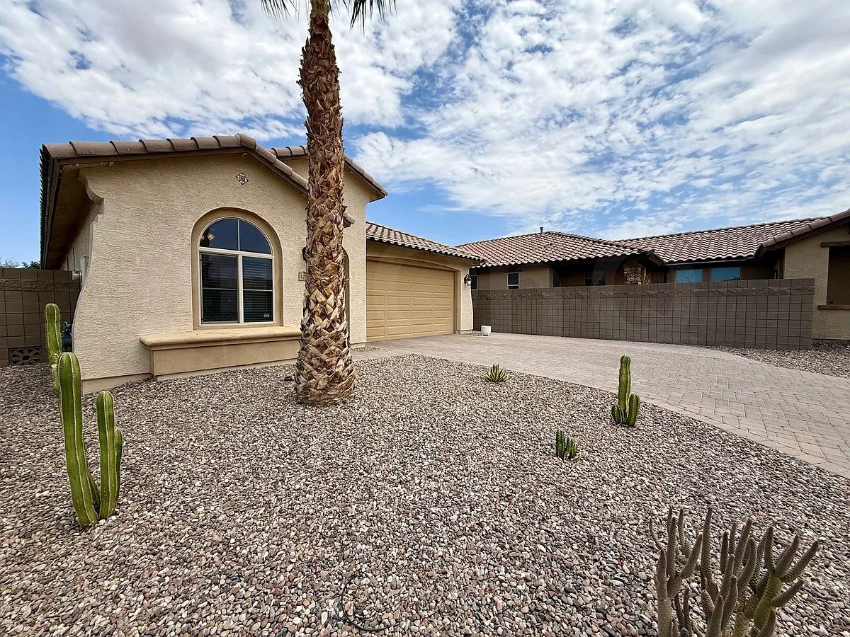 3 bed, 2.5 bath, 1803 sqft, $2,199 — Photo 2