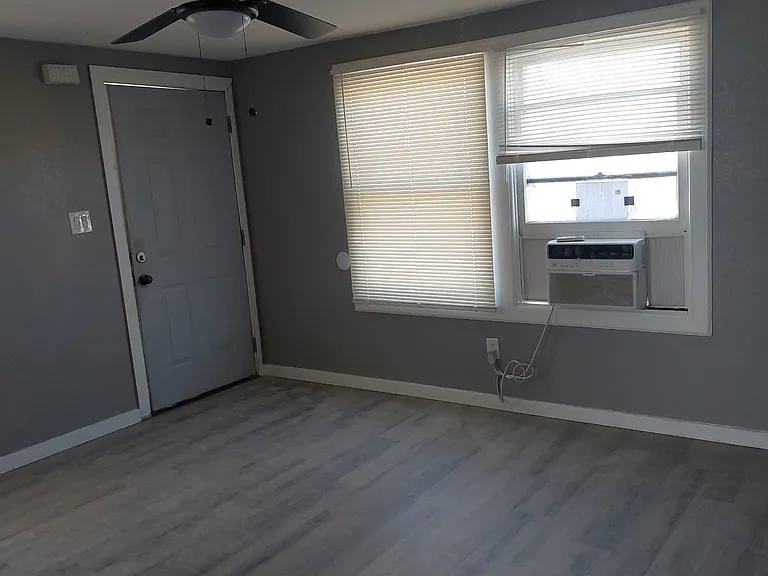 500 1/2 Woodrow Ave — Photo 3