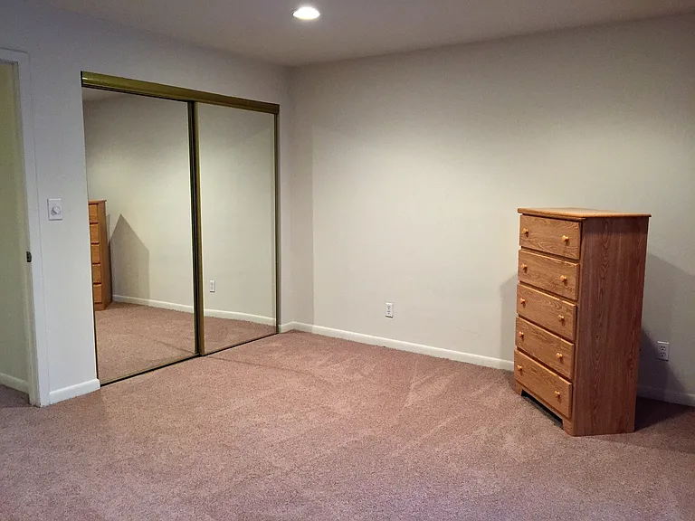 Barney's Place Apartments — Photo 31