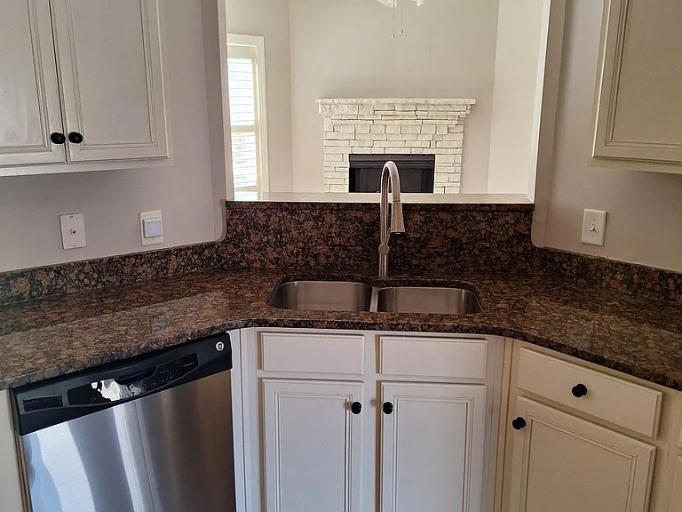 1324 Washington Way — Photo 5