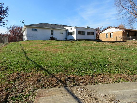 4th image of 2215 S Country Club Dr