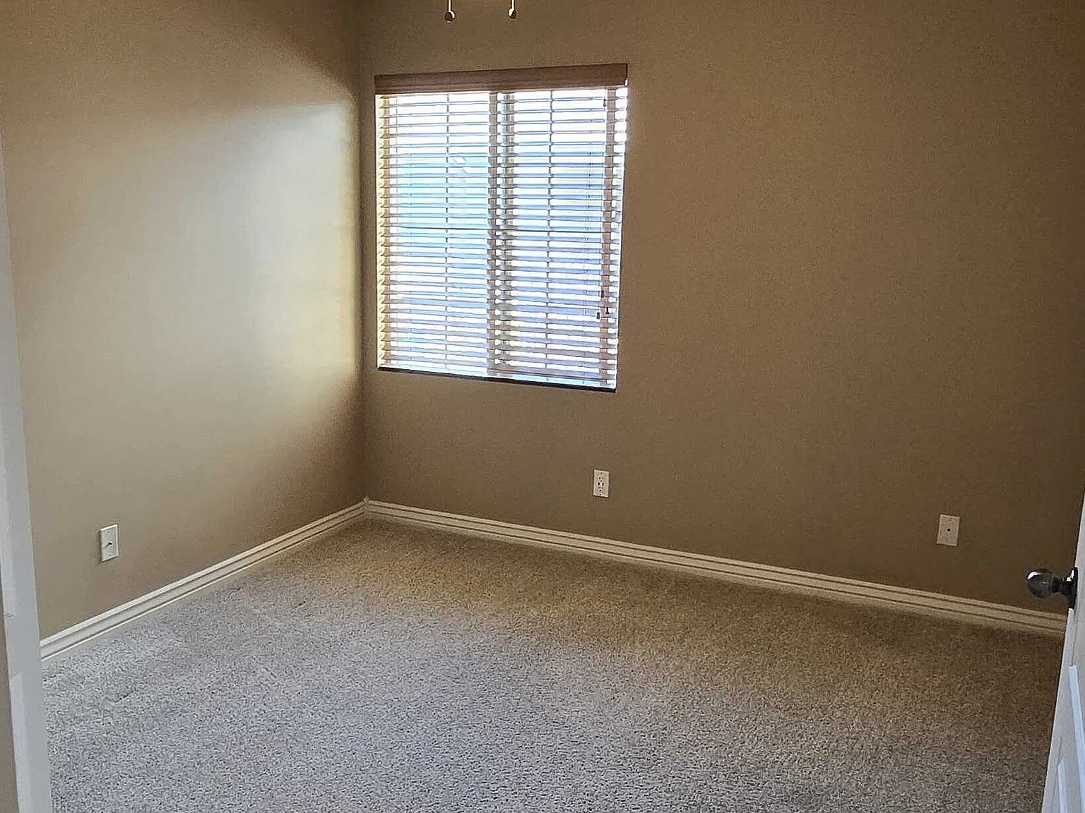 3 bed, 1191 sqft, $1,800 — Photo 3