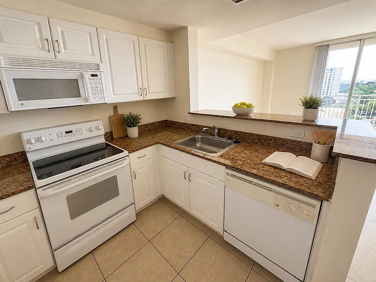 215 SW 42nd Ave #1005 — Photo 3