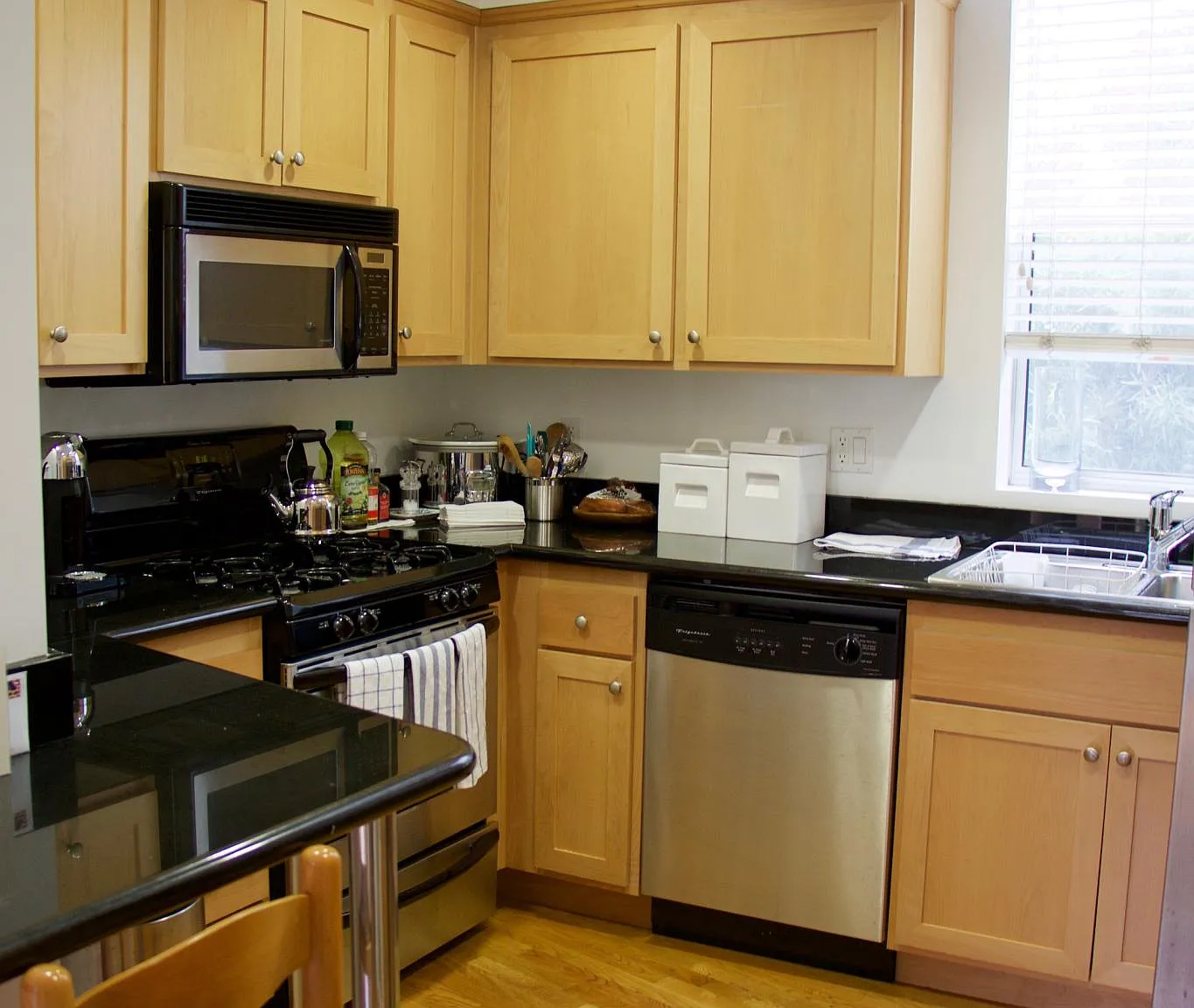 3 bed, 2.5 bath, 1200 sqft, $5,200 — Photo 3