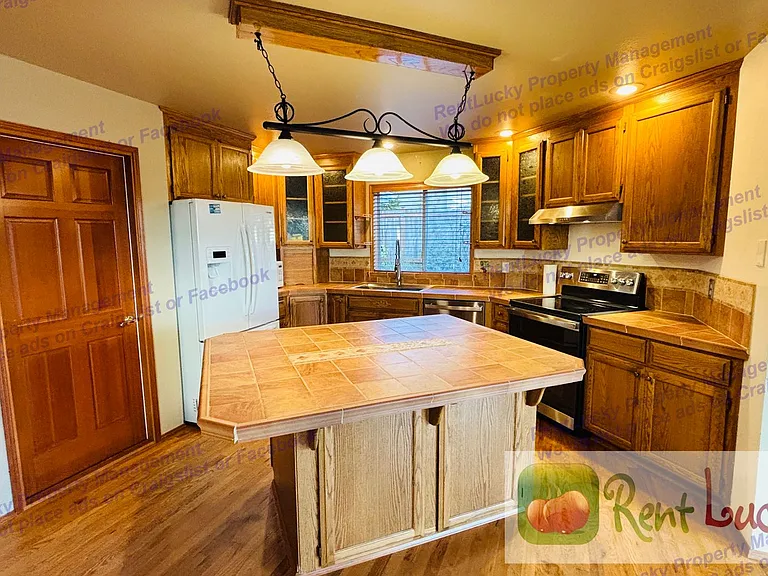 5216 Ridge Dr NE — Photo 2