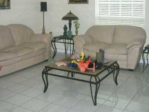 LARGE SEPARATE FAMILY ROOM