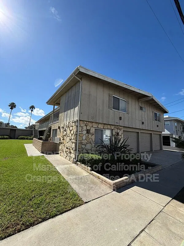 2 bed, 1.5 bath, 925 sqft, $2,650 — Photo 1