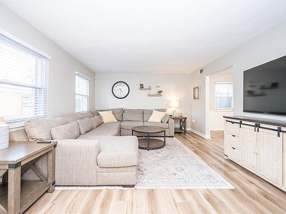 3rd image of 548 Woodlake Rd