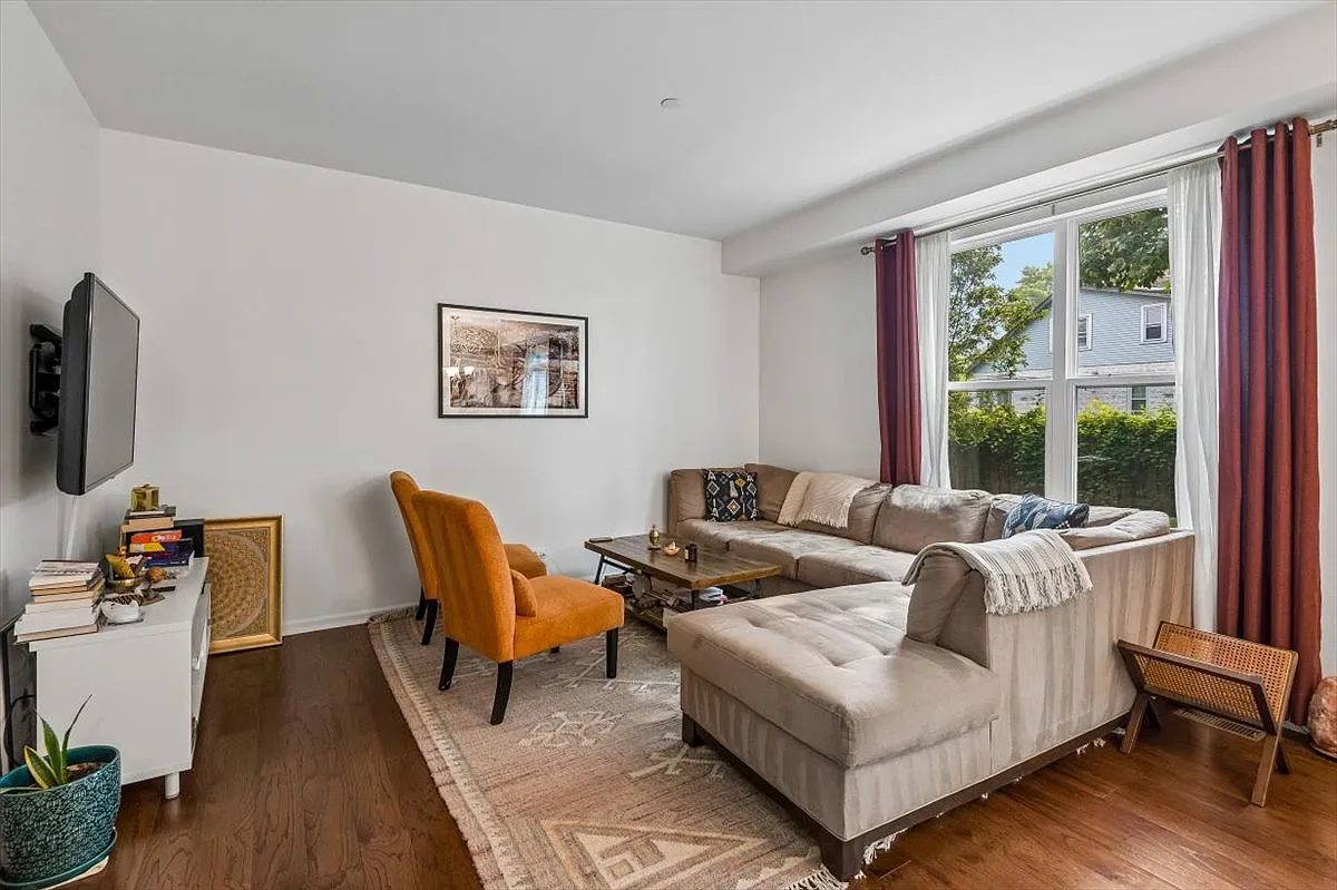 2 bed, 2.5 bath, 1600 sqft, $3,400 — Photo 4