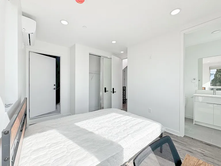 1165 W 39th St — Photo 29