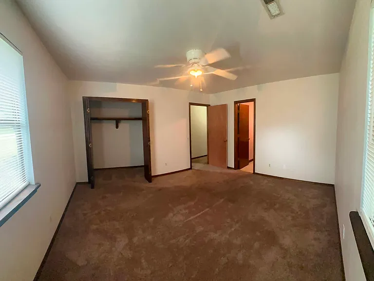 504 W Benton St — Photo 4
