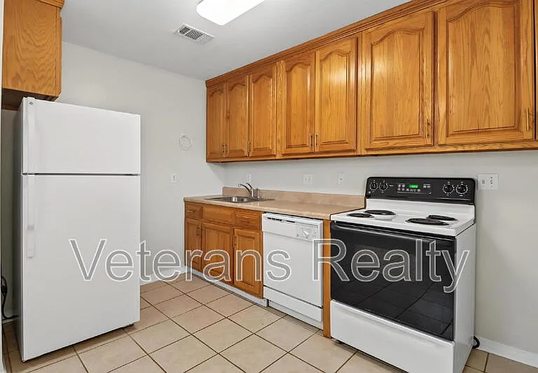 1285 Kensington Dr — Photo 6