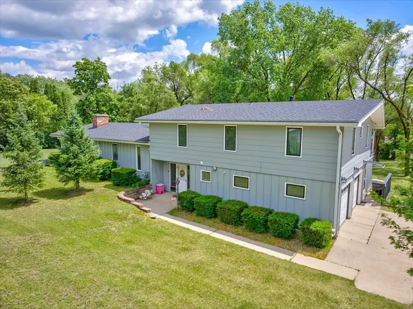 833 River St, Portage, WI 53901