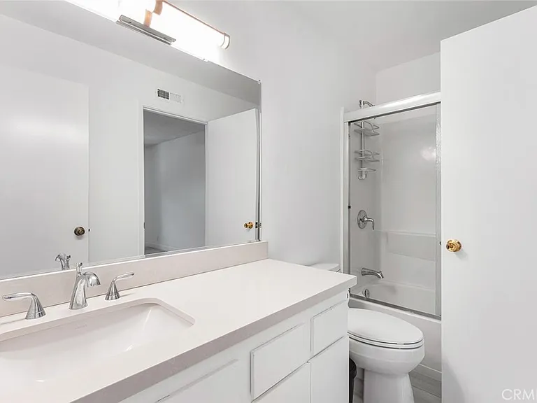 17 Hollowglen — Photo 13