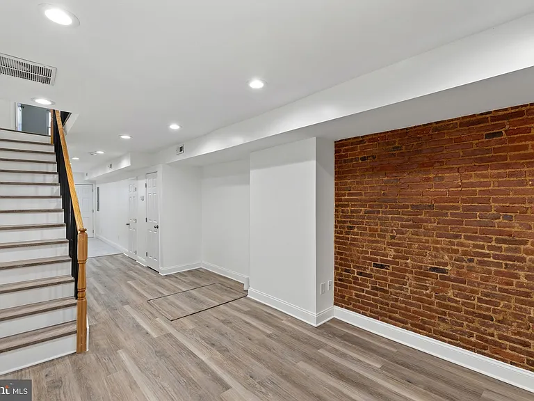 458 E Federal St — Photo 6