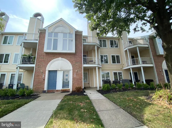 30 Lauren Ct, Levittown, PA 19057