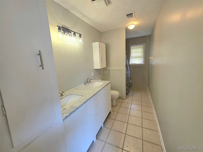 979 Newton St — Photo 18
