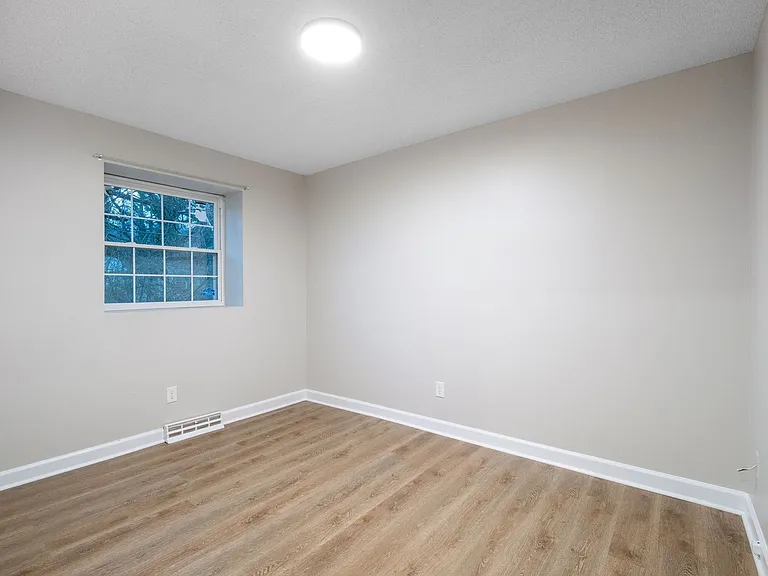 Silver Birch Apartments — Photo 58