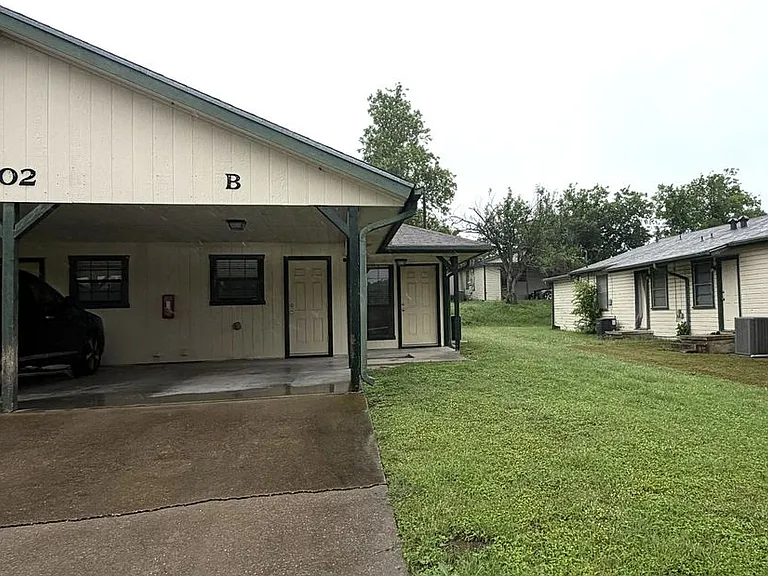 802 Hackberry St — Photo 3