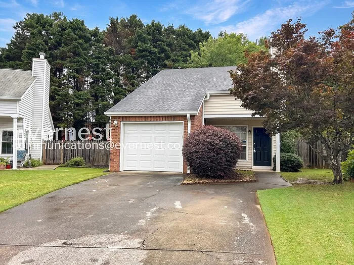 1336 Yorkshire Ln — Photo 1