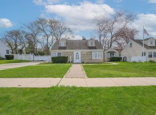 43 Cedar St, Lindenhurst, NY 11757