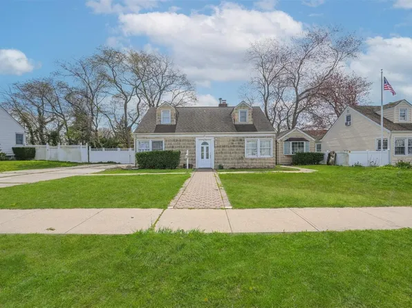 43 Cedar Street, Lindenhurst, NY 11757