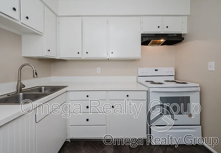 Camelot Apartments — Photo 23