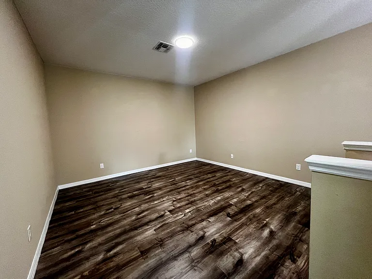 READY TO ENTARTAIN AND ENJOY FAMILY MOVIES ON THE UPSTARIS FAMILY ROOM!