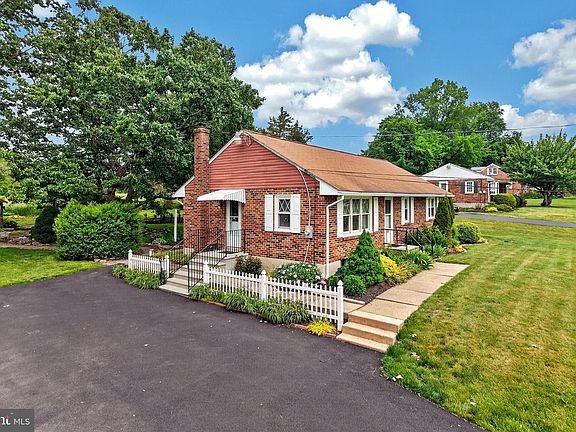 2nd image of 1233 Miller Rd