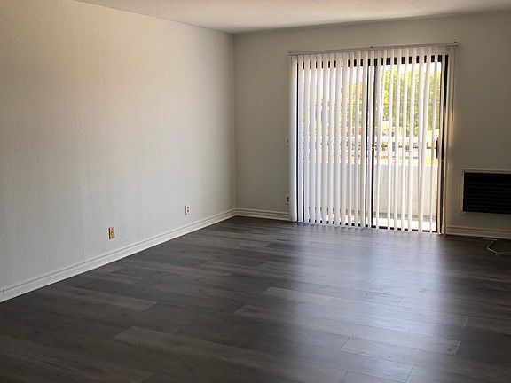 3rd image of 1023 N Wilton Pl