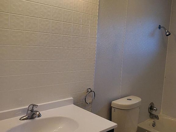 5th image of 4710 Highlake Dr