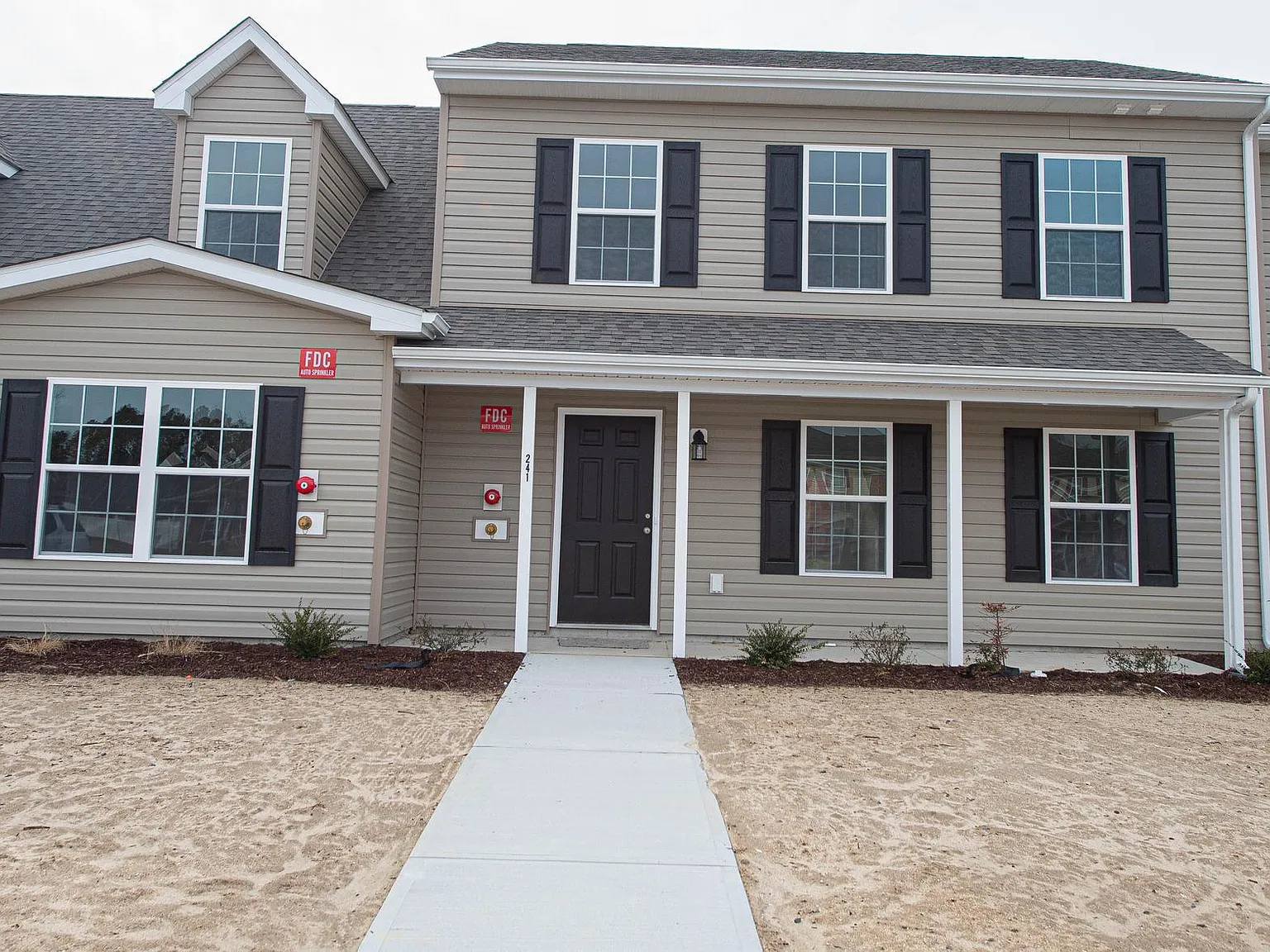 3 bed, 2.5 bath, 1304 sqft, $1,750 — Photo 2