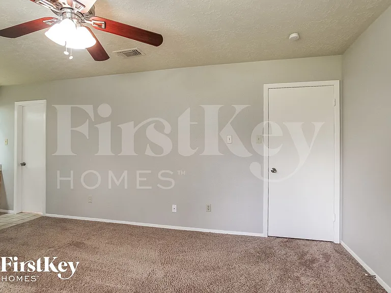 2118 Knollbrook Ln — Photo 9