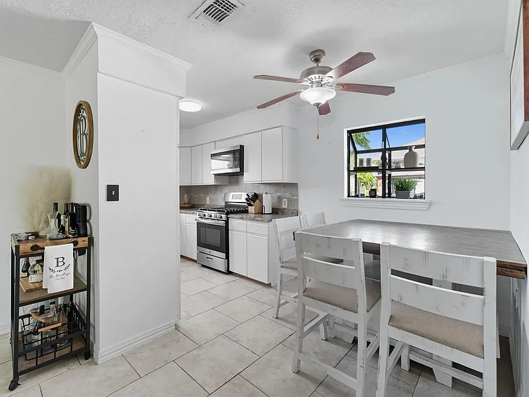 439 Pompano St — Photo 4