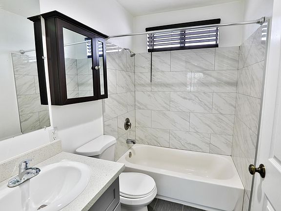 5th image of 1881 W Jefferson Blvd #102