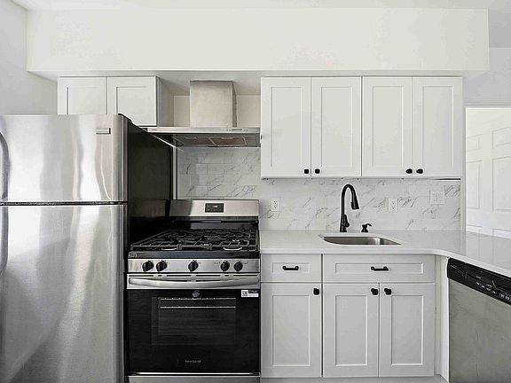 2nd image of 188 Woodpoint Rd APT 3A