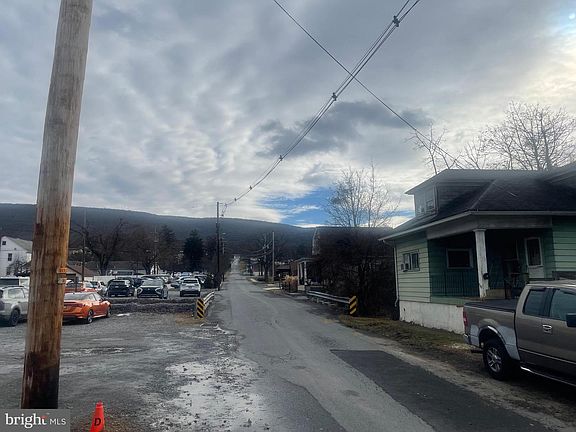 3rd image of 811 Meadow St