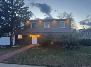 48 Ripple Ln, Levittown, NY 11756