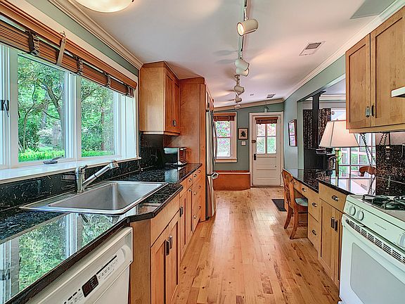4th image of 22 Cedar Lk E