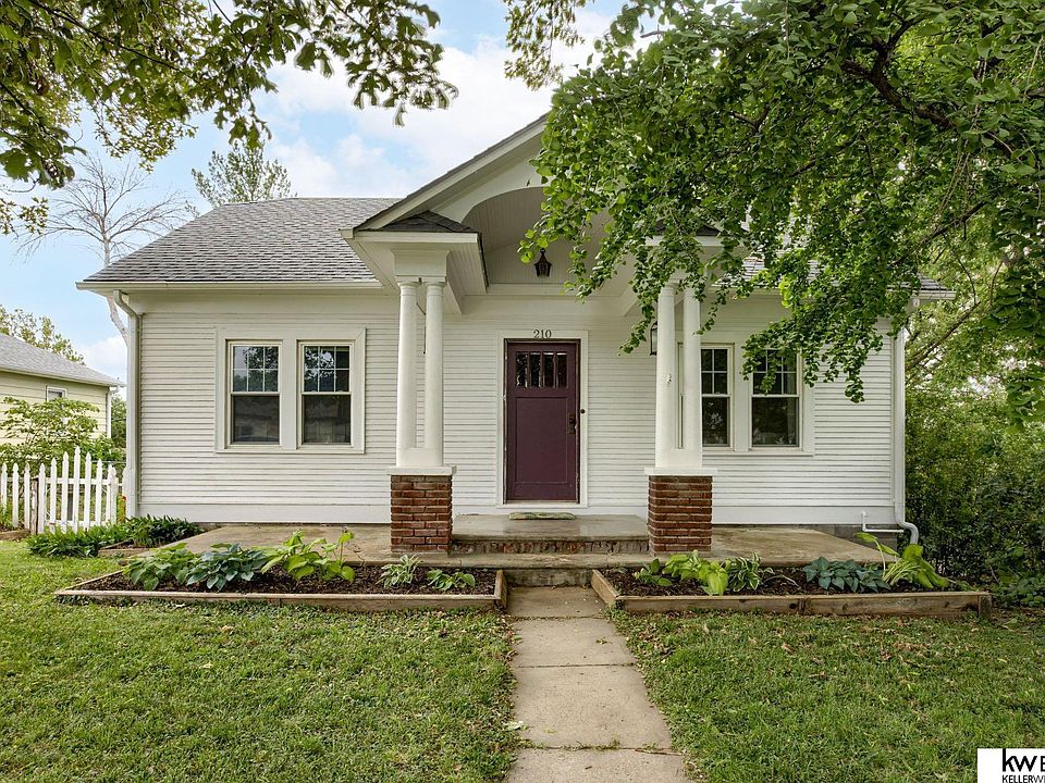 1st image of 210 Oak St