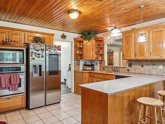 3rd image of 211 Ashford Ln